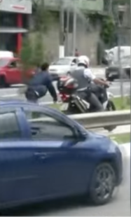 POLIZIOTTO AMMANETTA SPACCIATORE ALLA MOTO