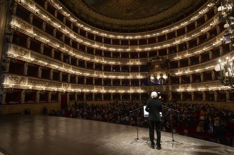 proiezione dei fratelli de filippo al teatro san carlo