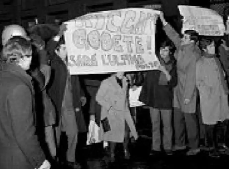 protesta del movimento studentesco fuori dal teatro