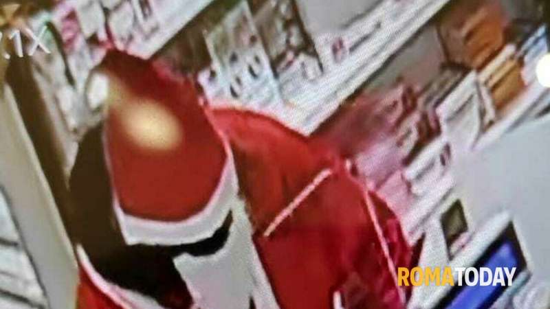 rapinatore vestito da babbo natale roma fleming