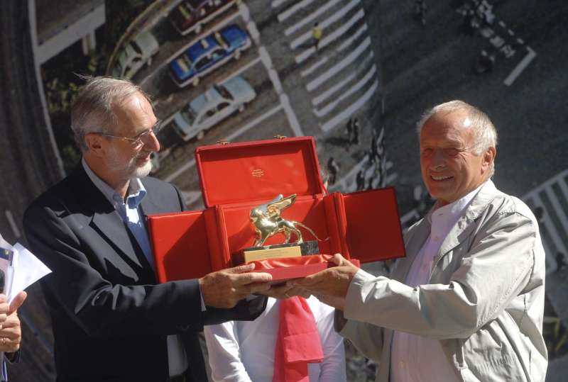 renzo piano consegna il leone doro alla carriera a richard rogers 2006