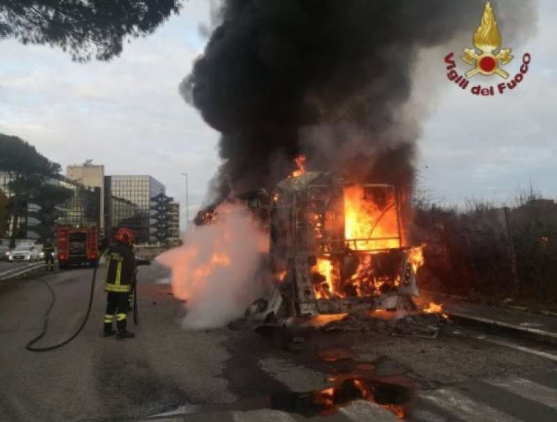 roma, autobus in fiamme a piazza monte di tai, al torrino 10