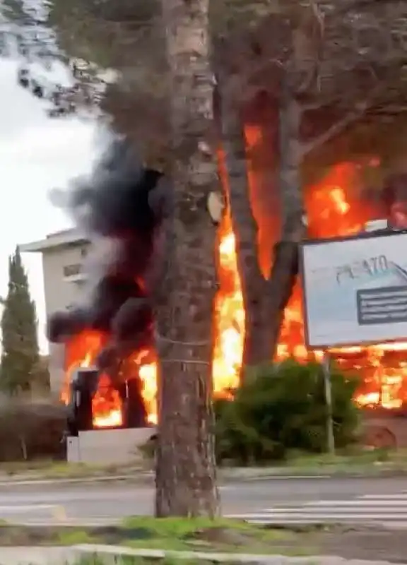 roma, autobus in fiamme a piazza monte di tai, al torrino   2