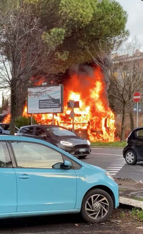 roma, autobus in fiamme a piazza monte di tai, al torrino 3