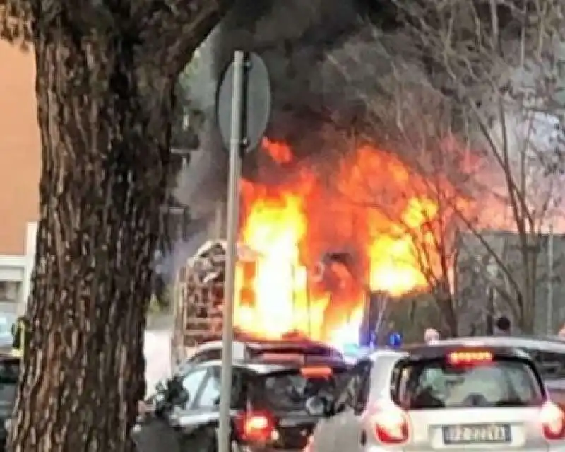 roma, autobus in fiamme a piazza monte di tai, al torrino   4