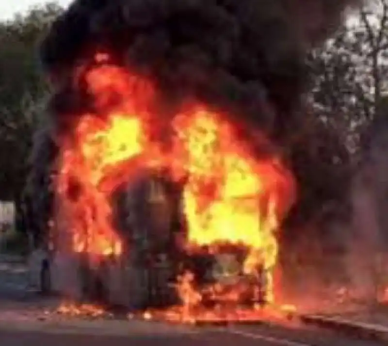 roma, autobus in fiamme a piazza monte di tai, al torrino   5