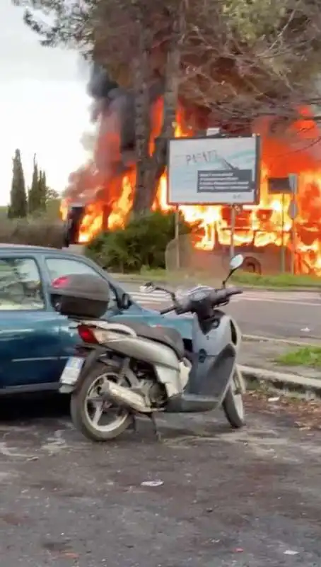 roma, autobus in fiamme a piazza monte di tai, al torrino   7