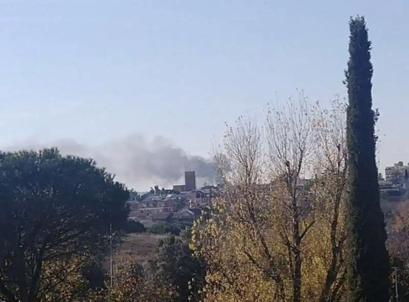 roma, incendio nella caserma salvo dacquisto a tor di quinto   4