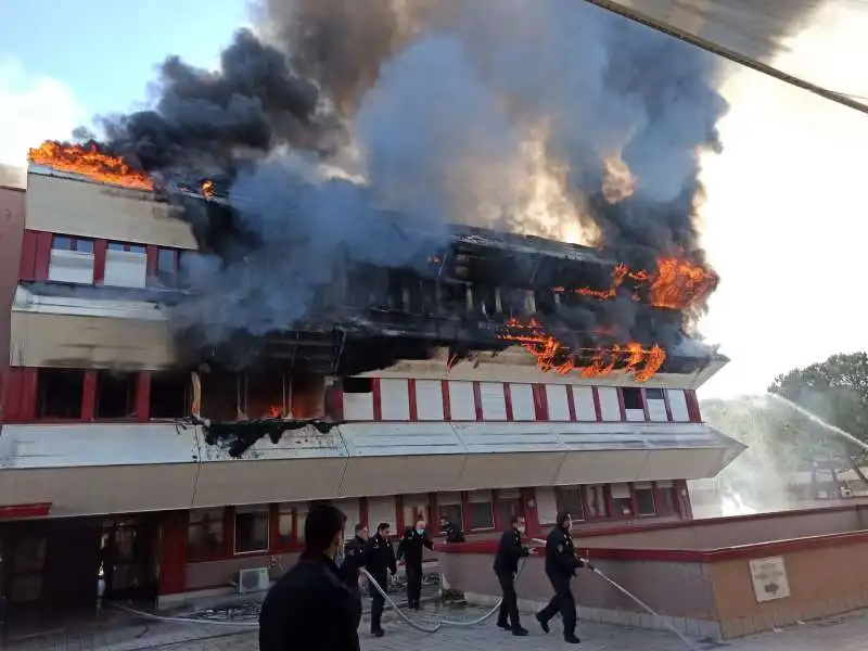 roma, incendio nella caserma salvo dacquisto a tor di quinto   6