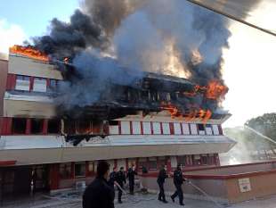 roma, incendio nella caserma salvo dacquisto a tor di quinto 6