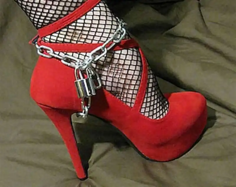 scarpe bdsm lucchetto (2)