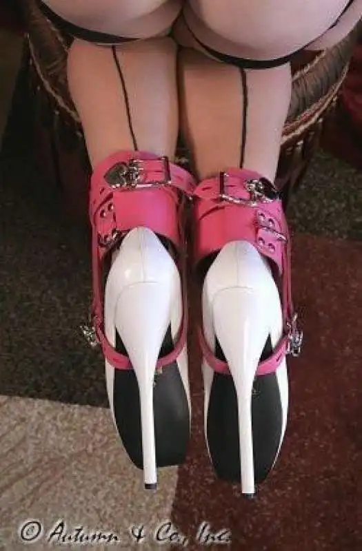 scarpe bdsm schiava