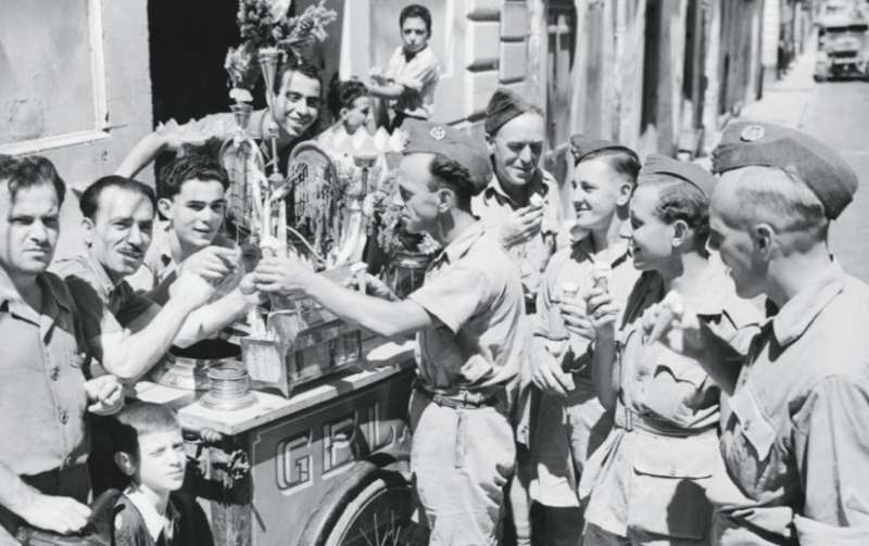 SECONDA GUERRA MONDIALE - SOLDATI BRITANNICI SI GODONO UN GELATO IN UNA CITTA IN SICILIA