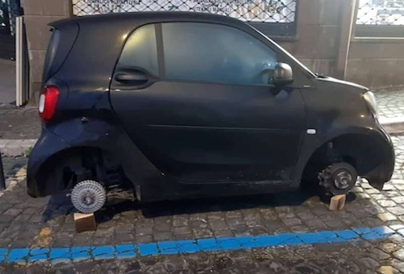 smart con pezzi rubati 6