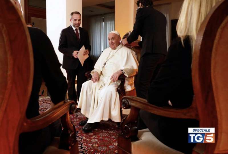 speciale tg5 francesco e gli invisibili il papa incontra gli ultimi