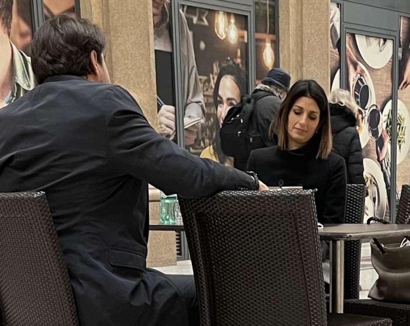 stefano buffagni e virginia raggi al bar della galleria alberto sordi 1