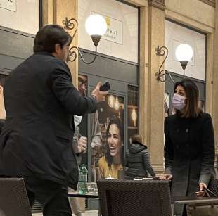 stefano buffagni e virginia raggi al bar della galleria alberto sordi 2