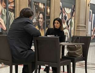 stefano buffagni e virginia raggi al bar della galleria alberto sordi 3