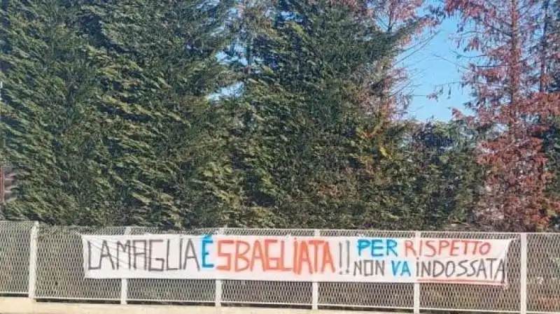 striscione contro la maglia natalizia dell atalanta 