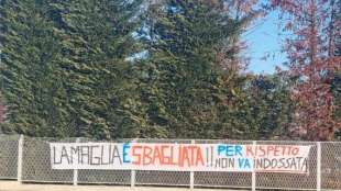 striscione contro la maglia natalizia dell atalanta