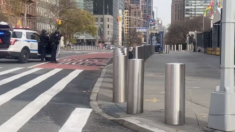 uomo armato al palazzo di vetro dell'onu a new york