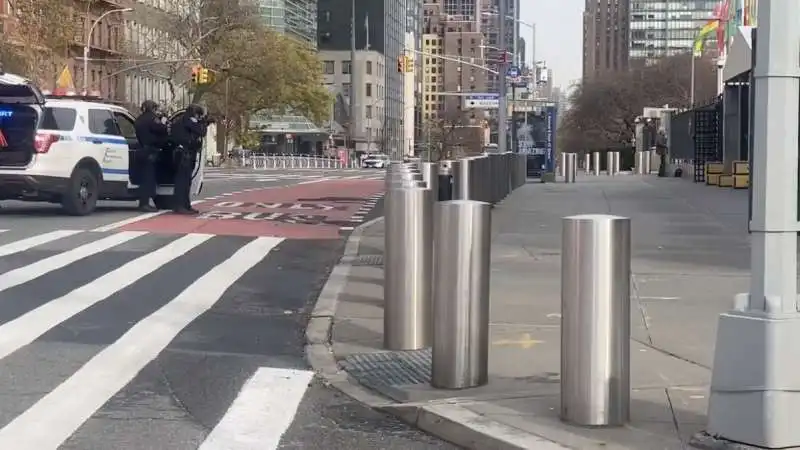 uomo armato al palazzo di vetro dell'onu a new york 