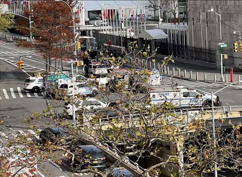 uomo armato minaccia di suicidarsi davanti al palazzo di vetro dell'onu 9