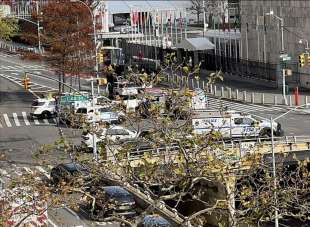 uomo armato minaccia di suicidarsi davanti al palazzo di vetro dell'onu 9