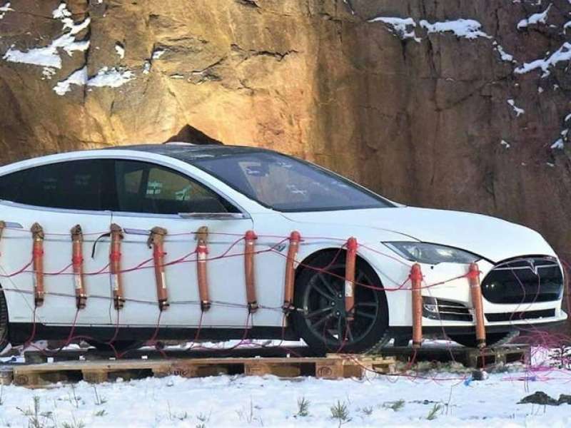 uomo fa esplodere la tesla con 30 chili di dinamite