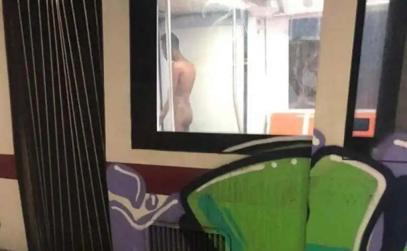 UOMO NUDO IN METRO A ROMA