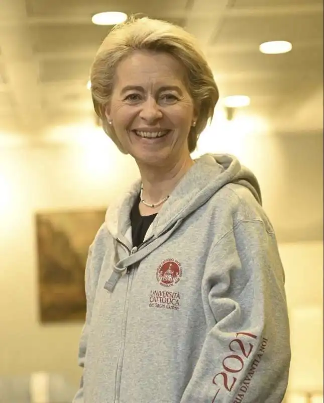 URSULA VON DER LEYEN CON LA FELPA DELL UNIVERSITA CATTOLICA DI MILANO