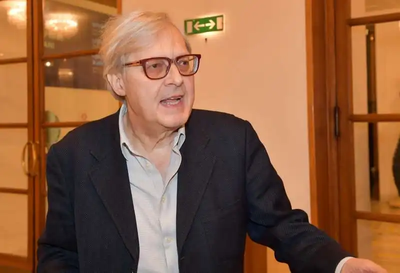 vittorio sgarbi versione one man show  foto di bacco (1)