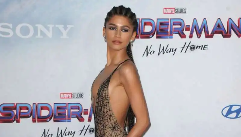 zendaya con l'abito ragnatela alla premiere di spider man  4