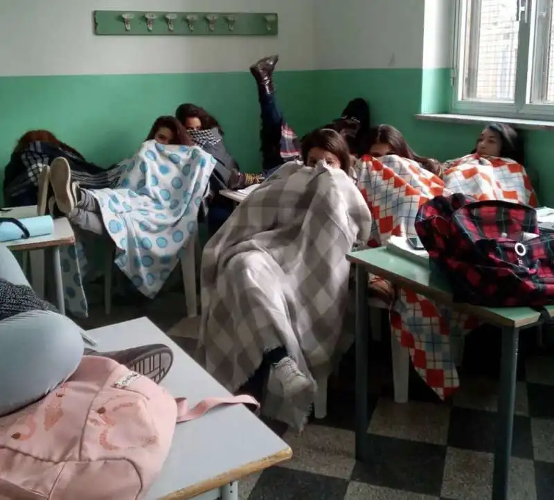 a scuola con il piumino e coperte 1