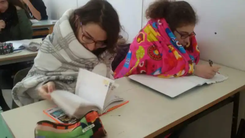 a scuola con il piumino e coperte 2