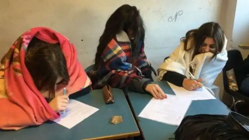 a scuola con il piumino e coperte 3