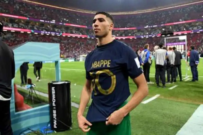 achraf hakimi con la maglia di kylian mbappe 