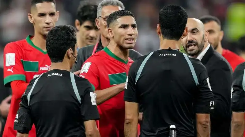 ACHRAF HAKIMI PROTESTA CONTRO L ARBITRO 