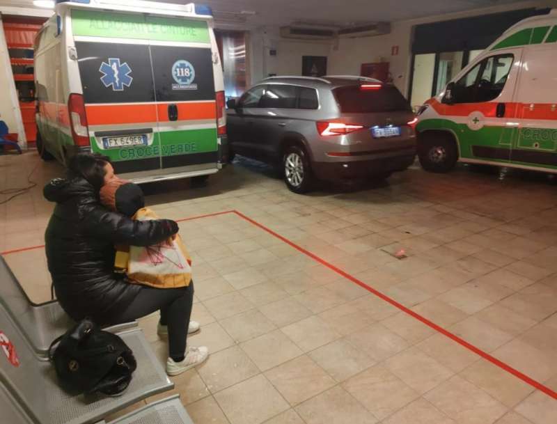 ADRIA - MAMMA ASPETTA NEL GARAGE DEL PRONTO SOCCORSO