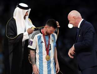 al thani veste messi con la tunica da emiro