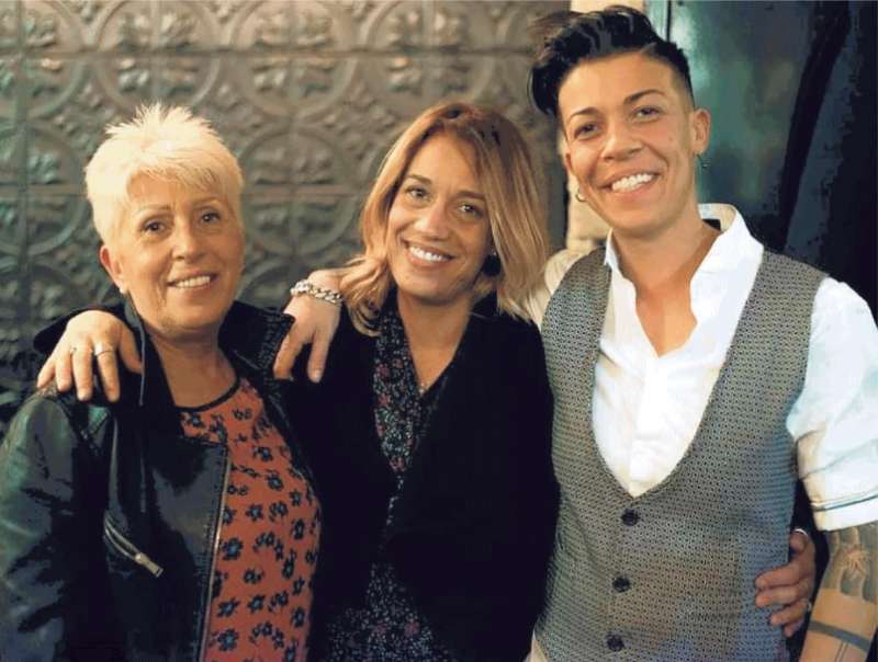 ALESSIA SBAL (AL CENTRO) CON LA MADRE E LA SORELLA