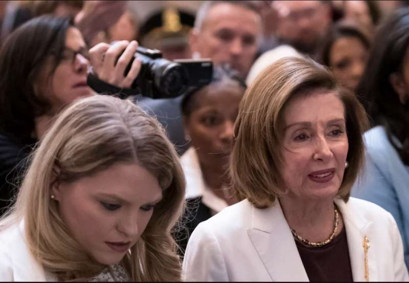 alexandra pelosi riprende la madre nancy per un documentario. 1