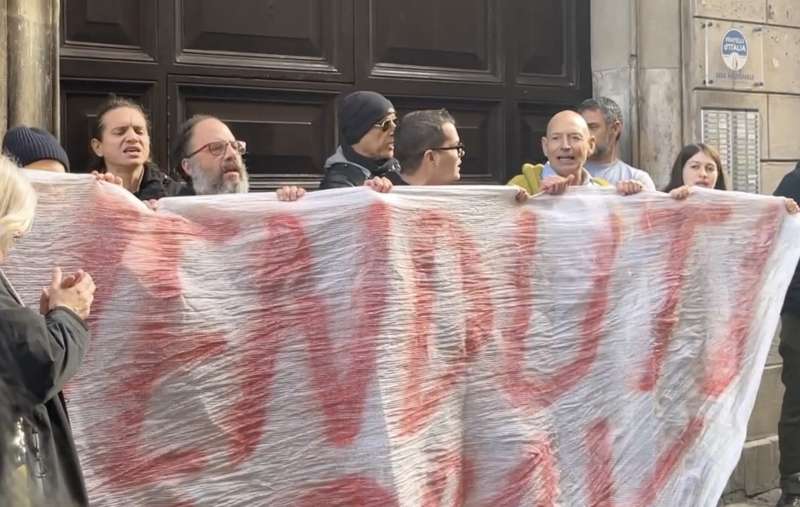 animalisti protestano davanti la sede di fratelli d italia a roma 2