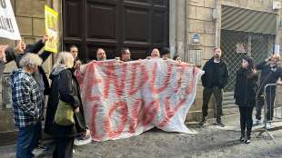 animalisti protestano davanti la sede di fratelli d italia a roma 4