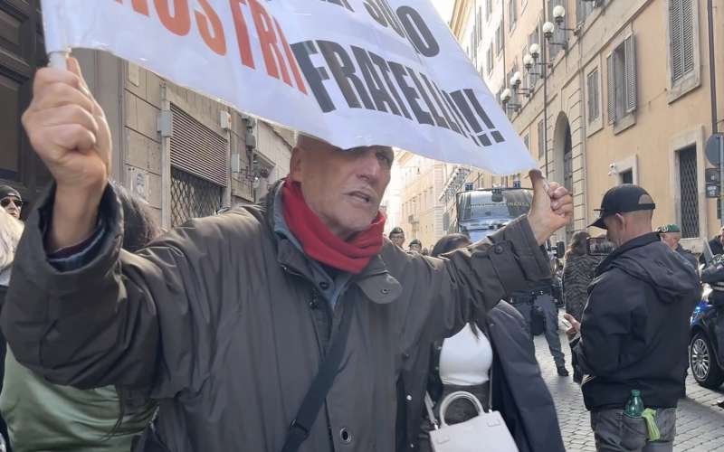 animalisti protestano davanti la sede di fratelli d italia a roma 5