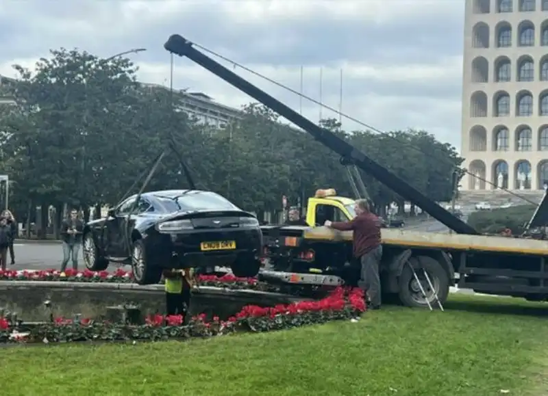 aston martin nella fontana colosseo quadrato roma 