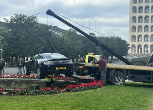 aston martin nella fontana colosseo quadrato roma