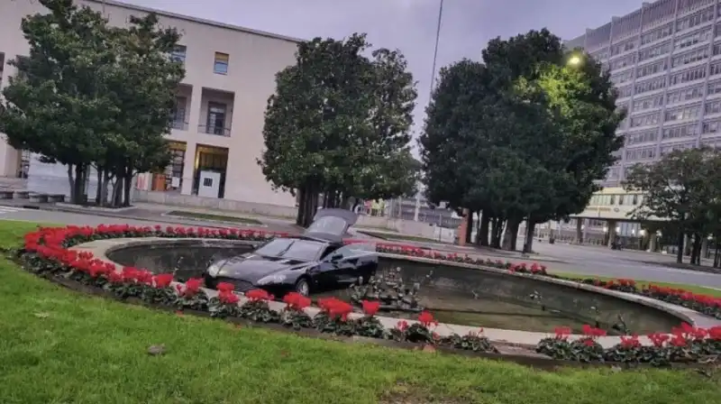 aston martin nella fontana colosseo quadrato roma  3