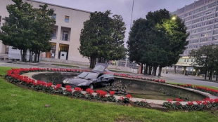 aston martin nella fontana colosseo quadrato roma 3