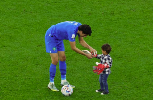 bounou e il figlio giocano in campo 1